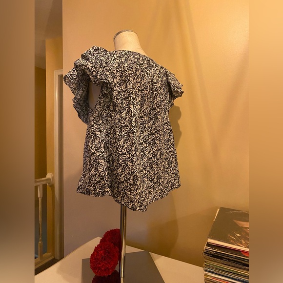 ❤️ Universal Thread Black and White Floral Blouse - Picture 5 of 7